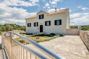 Ferienwohnung in Okrug Donji mit Großer Terrasse