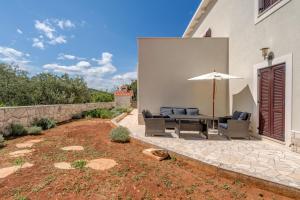 Ferienwohnung in Okrug Donji mit Großer Terrasse