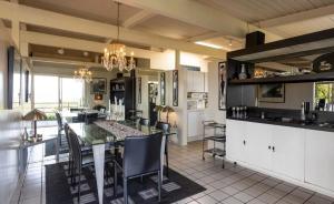 N. Bel Air GATED HOME, POOL, SPA, AMAZING VIEWS-