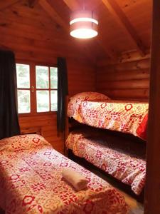 cabaña junto al arroyo