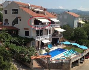Appartement in Novi Vinodolski mit Garten, Terrasse und gemeinsamem Pool