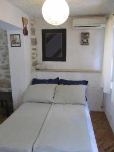 Kleine Wohnung in Betina mit Terrasse und Whirlpool - b57300