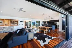 The Sandcastle - Pool ~ Beach at the end of Garden - Marcus Beach