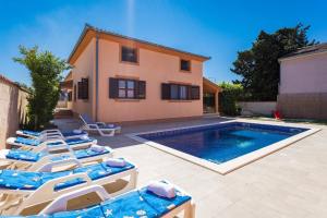 4 Schlafzimmer, 3 Badezimmer, Wohnzimmer, voll ausgestattete Küche, privater Pool, Sommerküche, Grill, Garten