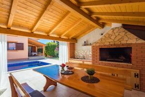 4 Schlafzimmer, 3 Badezimmer, Wohnzimmer, voll ausgestattete Küche, privater Pool, Sommerküche, Grill, Garten