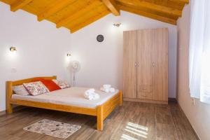 4 Schlafzimmer, 3 Badezimmer, Wohnzimmer, voll ausgestattete Küche, privater Pool, Sommerküche, Grill, Garten