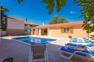 4 Schlafzimmer, 3 Badezimmer, Wohnzimmer, voll ausgestattete Küche, privater Pool, Sommerküche, Grill, Garten