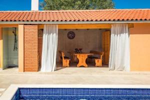 4 Schlafzimmer, 3 Badezimmer, Wohnzimmer, voll ausgestattete Küche, privater Pool, Sommerküche, Grill, Garten