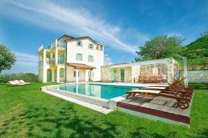 Villa Demetra mit Infinity Pool und Billiard 
