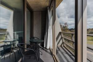 Apartment nestled between Lake Burley Griffin, city and ANU