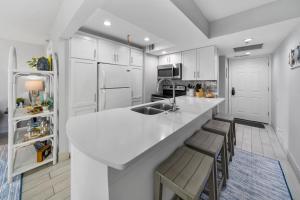 Spring Special! Renovated Resort Condo - on the Beach!