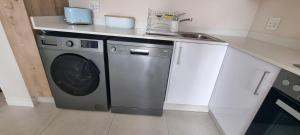Partial BACK UP POWER: Modern 2 bedroom Apartment