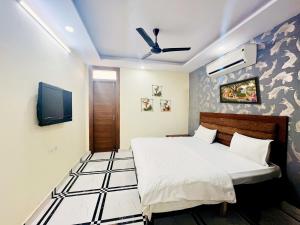 Roomshala 168 Starlight Suites - Near Shalimar Bagh Metro