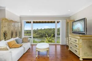 River View Oasis: Spacious 3-Bed House with Pool - Lane Cove North