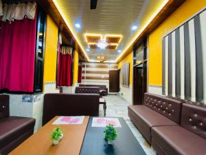 Friends Guest House & Hostel- near TAJ MAHAL
