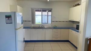 Lowset home with attached Granny Flat - Doomba Dr, Bongaree