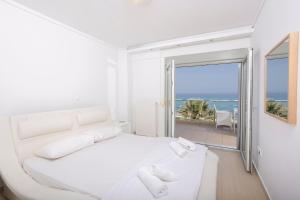 Villa Alpha - Beachfront, Steps from Mamalouka and Blue Carpet