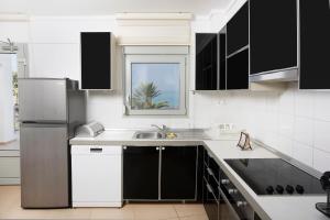 Villa Alpha - Beachfront, Steps from Agistri, Da Noi and Blue Carpet