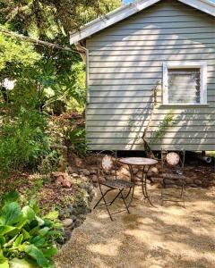 Harrys House Warburton - Peaceful Riverside cottage in the perfect location