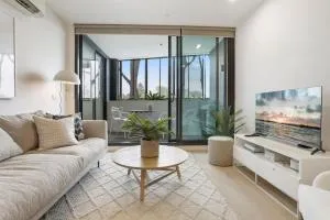 Chic 2-Bed Apartment with Undercover Parking - Ivanhoe