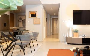 2BR Apt next to DubaiMall, pool view of Burj Khalifa - Downtown Views ll