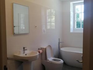 Maisons de vacances Warm Mansion with Swimming Pool in Sigoul s : photos des chambres