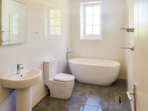 Maisons de vacances Warm Mansion with Swimming Pool in Sigoul s : photos des chambres