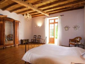 Maisons de vacances Warm Mansion with Swimming Pool in Sigoul s : photos des chambres
