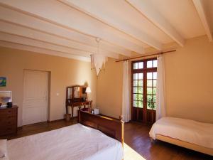 Maisons de vacances Warm Mansion with Swimming Pool in Sigoul s : photos des chambres