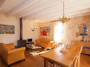 Maisons de vacances Warm Mansion with Swimming Pool in Sigoul s : photos des chambres