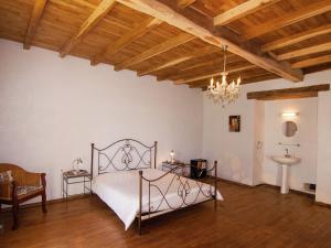Maisons de vacances Warm Mansion with Swimming Pool in Sigoul s : photos des chambres