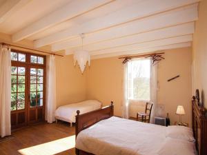 Maisons de vacances Warm Mansion with Swimming Pool in Sigoul s : photos des chambres