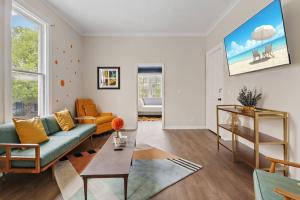 3BR City Chic Modern Apt - Central Location