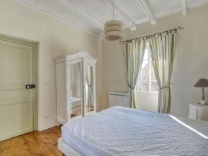 Maisons de vacances Alluring Holiday Home in D gagnac with Heated Pool : photos des chambres