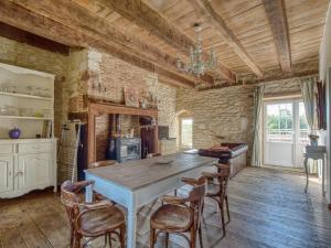 Maisons de vacances Alluring Holiday Home in D gagnac with Heated Pool : photos des chambres
