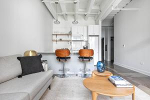 Uptown 1BR w Gym Rooftop Pool 2 blocks to L CHI-383