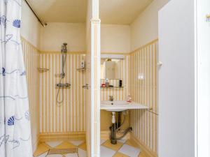 Maisons de vacances Alluring Holiday Home in D gagnac with Heated Pool : photos des chambres