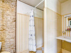 Maisons de vacances Alluring Holiday Home in D gagnac with Heated Pool : photos des chambres