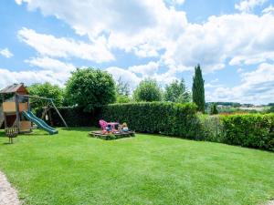 Maisons de vacances Alluring Holiday Home in D gagnac with Heated Pool : photos des chambres