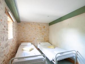 Maisons de vacances Alluring Holiday Home in D gagnac with Heated Pool : photos des chambres
