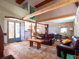 Maisons de vacances Alluring Holiday Home in D gagnac with Heated Pool : photos des chambres