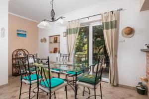 Villa Monticello Crikvenica, 200m from sea with rome garden 