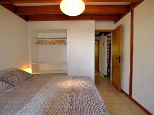 Maisons de vacances Serene Holiday Home in Cussac with Private Terrace Barbeque : photos des chambres