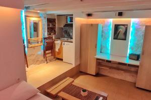 The tiny White House - Tiny Studio in Town Center