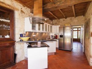Maisons de vacances Warm Mansion with Swimming Pool in Sigoul s : photos des chambres