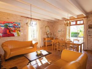 Maisons de vacances Warm Mansion with Swimming Pool in Sigoul s : photos des chambres