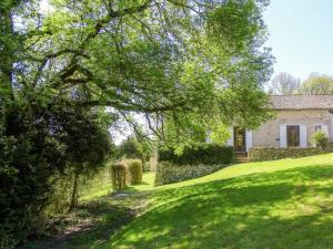 Maisons de vacances Warm Mansion with Swimming Pool in Sigoul s : photos des chambres