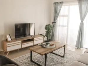 Modern 2 bedroom apartment close to shops & beach - Riverside