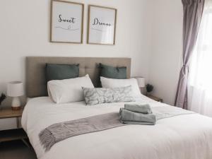 Modern 2 bedroom apartment close to shops & beach