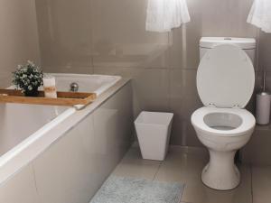 Modern 2 bedroom apartment close to shops & beach